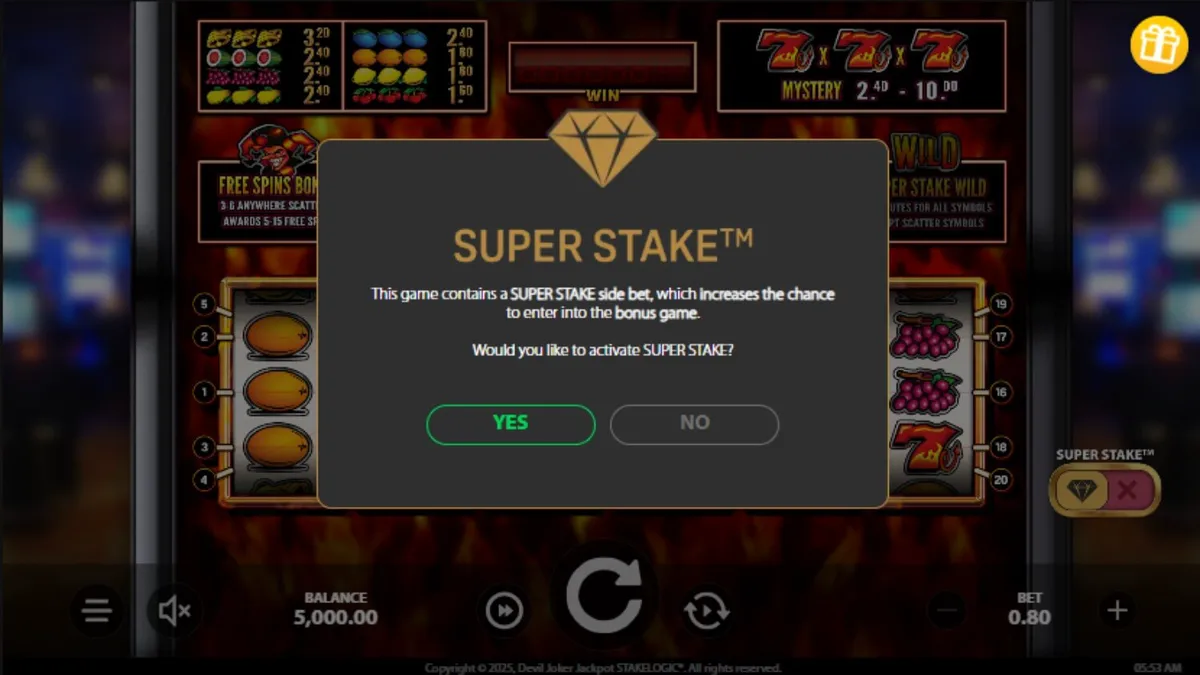 Captura de tela do jogo de slot Devil Joker Jackpot, mostrando os rolos com símbolos clássicos como 7s, cerejas e sinos, além do personagem Devil Joker e elementos de fogo e neon.